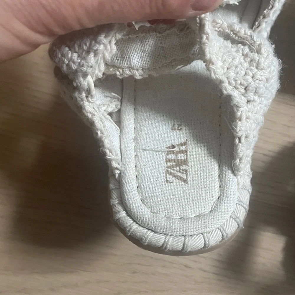 Zara Kids Cream Crochet Flower Sandals - Picture 3 of 8